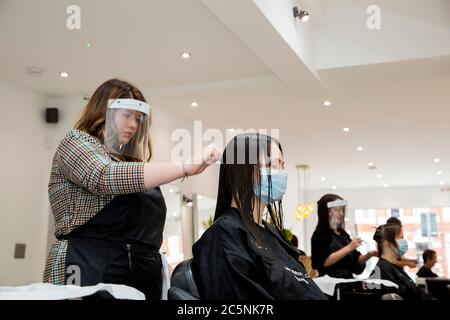 NORTHAMPTON, ENGLAND – 4. JULI: Eine Dame bekommt ihre Haare geschnitten und gestylt bei McMahon & Co. Friseure in Northampton, als Barbers' Shops und Friseure wieder in ganz England nach der seit März geschlossen wegen der Lockdown von der britischen Regierung auferlegt, um die Ausbreitung der COVID-19 Pandemie einzudämmen (Kredit Leila Coker, MI News) Kredit: MI Nachrichten & Sport /Alamy Live Nachrichten Stockfoto