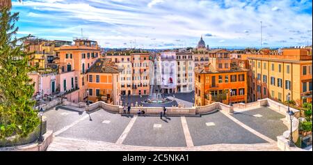 Rom, Italien - März 2020: Panoramablick auf die fast leere spanische Treppe Piazza di Spagna aufgrund der COVID-19 Pandemie oder Epidemie in Italien. Niemand umgar Stockfoto