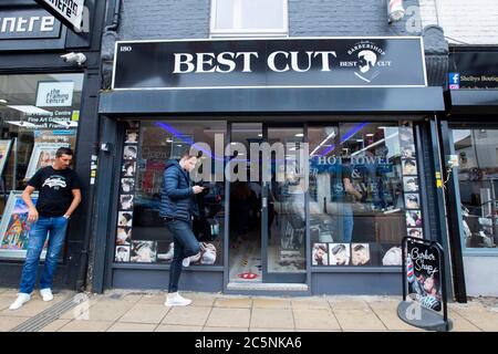 NORTHAMPTON, ENGLAND - 4. JULI: Männer Schlange vor Best Cut Barbers Shop in Northampton aufgrund sozialer Disstanzregeln, da Barbers' Shops und Friseure in ganz England wieder geöffnet werden, nachdem sie seit März wegen der Lockdown durch die britische Regierung zur Eindämmung der Ausbreitung der COVID-19 Pandemie geschlossen wurden (Kredit Leila Coker, MI News) Kredit: MI Nachrichten & Sport /Alamy Live Nachrichten Stockfoto