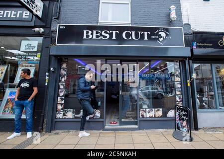 NORTHAMPTON, ENGLAND - 4. JULI: Männer Schlange vor Best Cut Barbers Shop in Northampton aufgrund sozialer Disstanzregeln, da Barbers' Shops und Friseure in ganz England wieder geöffnet werden, nachdem sie seit März wegen der Lockdown durch die britische Regierung zur Eindämmung der Ausbreitung der COVID-19 Pandemie geschlossen wurden (Kredit Leila Coker, MI News) Kredit: MI Nachrichten & Sport /Alamy Live Nachrichten Stockfoto