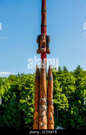 Parc Omega, Kanada, 3. Juli 2020 - Totem der First Nation im Omega Park in Kanada Stockfoto