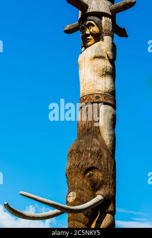 Parc Omega, Kanada, 3. Juli 2020 - Totem der First Nation im Omega Park in Kanada Stockfoto