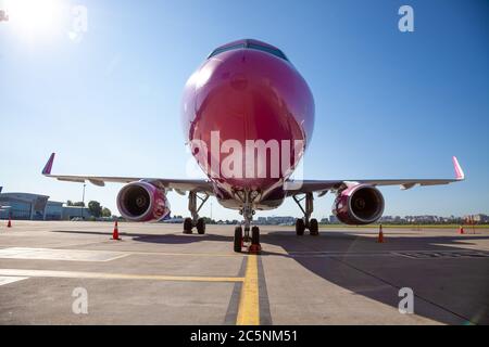 Kiew, Ukraine - 26. Juni 2020: Flugzeug AIRBUS A320-200 WIZZ AIR Airlines. Das Flugzeug befindet sich auf dem Bahnsteig des Flughafens Kiew. Flüge mit dem Flugzeug. Start- Und Landeb Stockfoto