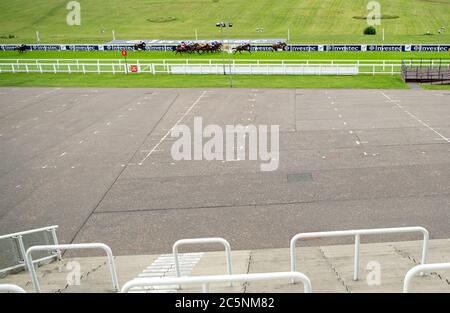 Eine allgemeine Sicht der Läufer und Fahrer in Aktion als Sky Defender von Jockey Joe Fanning gefahren geht weiter zu gewinnen Investec Handicap Stakes über 1m 2f auf Epsom Racecourse. Stockfoto