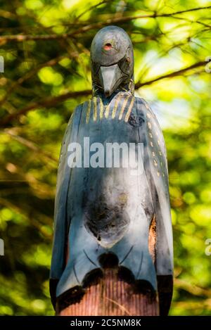 Parc Omega, Kanada, 3. Juli 2020 - Totem der First Nation im Omega Park in Kanada Stockfoto