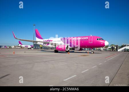 Kiew, Ukraine - 26. Juni 2020: Flugzeug AIRBUS A320-200 WIZZ AIR Airlines. Das Flugzeug befindet sich auf dem Bahnsteig des Flughafens Kiew. Flüge mit dem Flugzeug. Start- Und Landeb Stockfoto