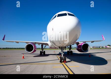 Kiew, Ukraine - 26. Juni 2020: Flugzeug AIRBUS A320-200 WIZZ AIR Airlines. Das Flugzeug befindet sich auf dem Bahnsteig des Flughafens Kiew. Flüge mit dem Flugzeug. Start- Und Landeb Stockfoto