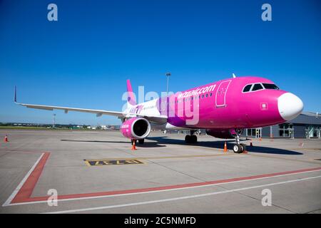 Kiew, Ukraine - 26. Juni 2020: Flugzeug AIRBUS A320-200 WIZZ AIR Airlines. Das Flugzeug befindet sich auf dem Bahnsteig des Flughafens Kiew. Flüge mit dem Flugzeug. Start- Und Landeb Stockfoto