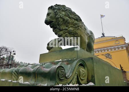 St. Petersburg, Russland - 30. Januar 2020: Der Bronzelöwe am Dvortsovaya Pier des Admiralität-Uferdamms Newa River im Winter Stockfoto