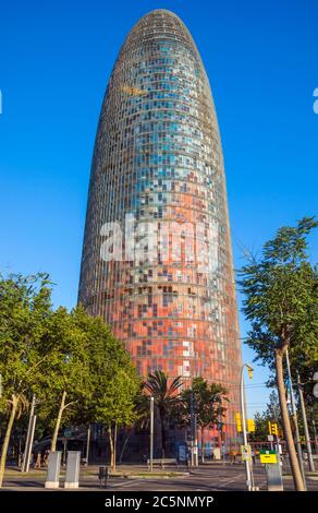 BARCELONA, SPANIEN - 10. JULI 2016: Der Agbar Tower - ist ein Wolkenkratzer mit 38 Etagen in Barcelona. Der Turm wurde vom Architekten Jean Nouvel entworfen. Barce Stockfoto