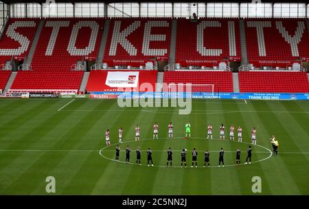 Spieler und Beamte stehen für eine Minute Applaus für NHS-Mitarbeiter vor dem Sky Bet Championship-Spiel im bet365 Stadium, Stoke. Stockfoto