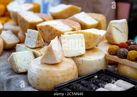 Käseladen, eine Auswahl an Hartkäse auf dem Tisch aus der Nähe. Stockfoto