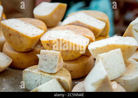 Eine Auswahl an Hartkäse geschnitten und auf einem anderen zum Verkauf gestapelt. Stockfoto