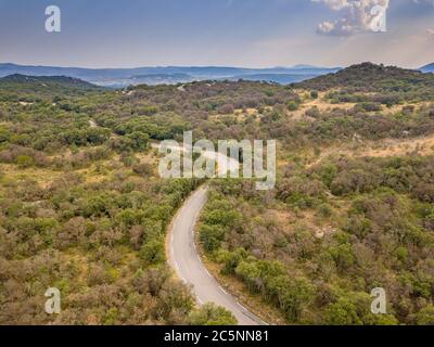 Antenne Landschaft Szene von versiegelten Straße durch die Cevennen Nationalpark in der Nähe von Monoblet, Südfrankreich. Stockfoto