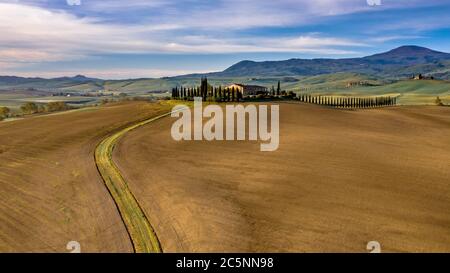 Toskanischer Hügel mit Zypressen im Val d'Orcia Toskana, Italien, April. Stockfoto