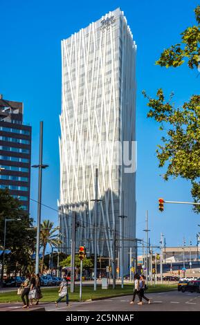 BARCELONA, SPANIEN - 12. JULI 2016: Neue moderne Architektur in der Diagonal Mar i el Front Maritim del Poblenou Gegend. Barcelona, Spanien – 12. Juli 2016: Stockfoto