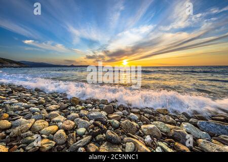 Wellen des Mittelmeeres brechen am Kieselstrand in der Nähe von Farinole Cap Corse, Korsika, Frankreich Stockfoto