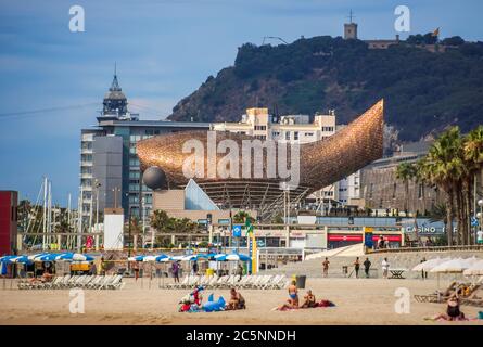 BARCELONA, SPANIEN - 13. JULI 2016: Frank Gehrys moderne Skulptur El Peix d'Or befindet sich in Barcelonas Vila Olimpica. Barcelona, Spanien - 13. Juli 20 Stockfoto