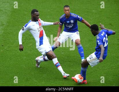 Christian Benteke (links) von Crystal Palace kämpft mit Youri Tielemans (Mitte) von Leicester City und Wilfred Ndidi während des Premier League-Spiels im King Power Stadium in Leicester um den Ball. Stockfoto