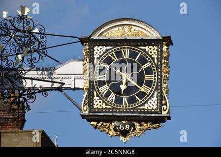 Guildfords berühmte Uhr steht vor einem klaren blauen Himmel An einem schönen Hochsommertag in der englischen Grafschaft von Surrey Stockfoto