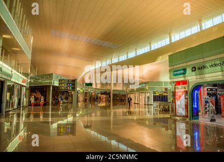 BARCELONA, SPANIEN - 14. JULI 2016: Der öffentliche Bereich am Terminal T1 des Flughafens El Prat-Barcelona. Barcelona, Spanien - 14. Juli 2016: Der öffentliche Bereich Stockfoto