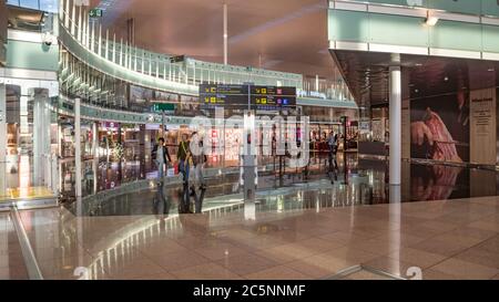 BARCELONA, SPANIEN - 14. JULI 2016: Der öffentliche Bereich am Terminal T1 des Flughafens El Prat-Barcelona. Barcelona, Spanien - 14. Juli 2016: Der öffentliche Bereich Stockfoto