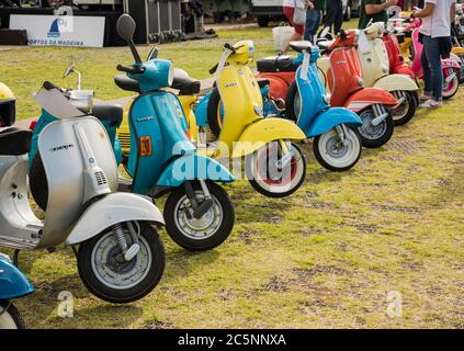 Eine Reihe von Vintage Vespa Motorroller auf einer klassischen Motorrallye in Funchal Madeira Europe. Stockfoto