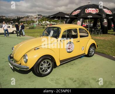Ein gelber Volkswagen Käfer auf der Ausstellung bei einer Oldtimer-Rallye in Funchal Madeira Europe. Stockfoto
