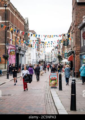 Rochester, Kent, Großbritannien. Juli 2020. Rochester High Street wird am Super Saturday wieder normal. Die Vereinigten Staaten eröffnen am 4. Juli Pubs, Restaurants, Barbiere, Friseure und Hotels wieder, nachdem sie seit März wegen des Coronavirus-Ausbruchs geschlossen sind. Kredit: Yousef Al Nasser/ Alamy Live Nachrichten Stockfoto