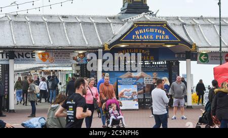 Brighton UK 4. Juli 2020 - der Brighton Palace Pier öffnet heute Morgen wieder, da die Sperrbeschränkungen in England heute weiter gelockert werden, mit Pubs, Hotels und Restaurants, die während der Coronavirus COVID-19 Pandemiekrise wieder ihre Türen öffnen dürfen : Credit Simon Dack / Alamy Live News Stockfoto