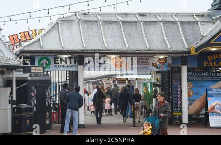 Brighton UK 4. Juli 2020 - der Brighton Palace Pier öffnet heute Morgen wieder, da die Sperrbeschränkungen in England heute weiter gelockert werden, mit Pubs, Hotels und Restaurants, die während der Coronavirus COVID-19 Pandemiekrise wieder ihre Türen öffnen dürfen : Credit Simon Dack / Alamy Live News Stockfoto