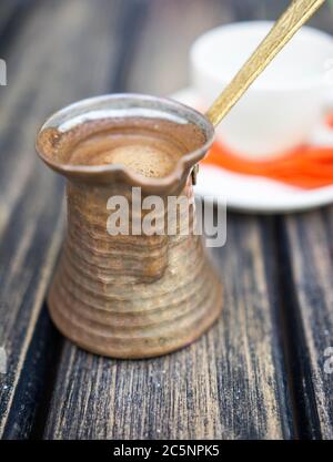 Traditionelle / türkische Kaffeekanne auf Holztisch Stockfoto