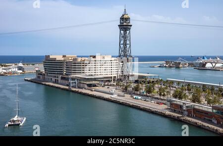 BARCELONA, SPANIEN - 4. JULI 2016: Blick auf das World Trade Center Barcelona Gebäude und Lufttramway Torre Jaume von Port Vell Barcelona, Spanien - 4. Juli Stockfoto