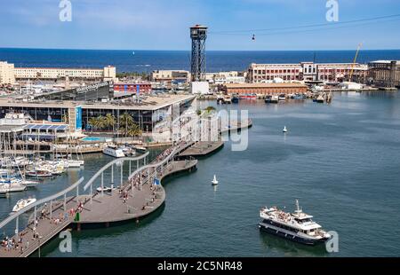 BARCELONA, SPANIEN - 4. JULI 2016: Blick auf das Gebäude des Maremagnum Shopping Centers und die Luftbahn Torre Jaume von Port Vell Barcelona, Spanien - 4. Juli 2 Stockfoto
