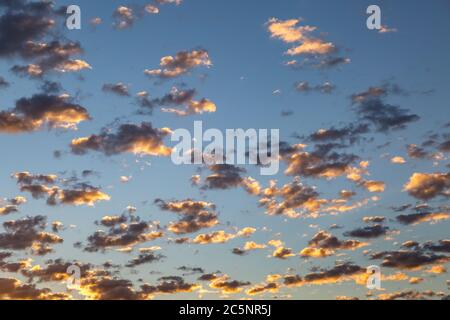 Sonnenlicht reflektiert Wolken bei Sonnenaufgang Stockfoto