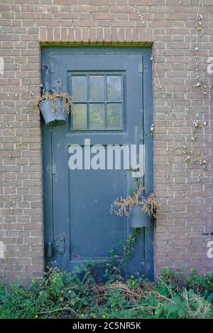 Das Äußere eines verlassenen Industrielagerhauses auf einem alten Industriepark namens Hembrug in den Niederlanden Stockfoto