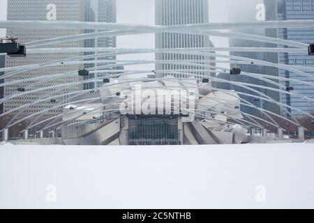 Ein Blick auf den Jay Pritzker Pavilion in Chicago während eines schweren Schneefalls, chicago Illinois, USA. Stockfoto