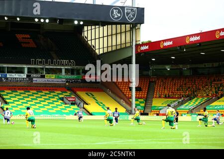 4. Juli 2020; Carrow Road, Norwich, Norfolk, England, English Premier League Football, Norwich gegen Brighton und Hove Albion; beide Mannschaften machen sich vor dem Anpfiff das Knie Stockfoto