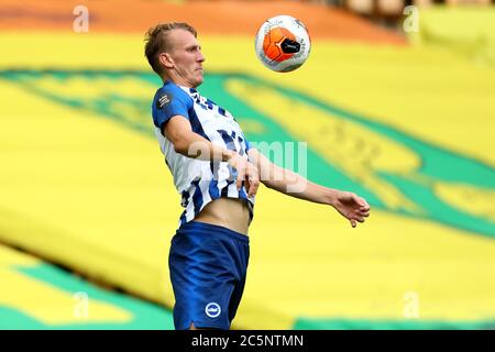 4. Juli 2020; Carrow Road, Norwich, Norfolk, England, English Premier League Football, Norwich gegen Brighton und Hove Albion; Dan Burn von Brighton &amp; Hove Albion kontrolliert den Ball Stockfoto