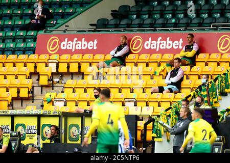 4. Juli 2020; Carrow Road, Norwich, Norfolk, England, English Premier League Football, Norwich gegen Brighton und Hove Albion; Teemu Pukki von Norwich City sitzt als Ersatz auf den Tribünen Stockfoto