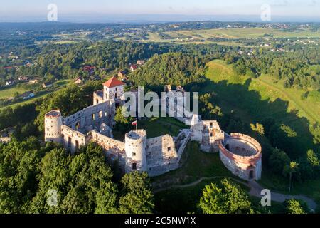 Ruinen des mittelalterlichen Schlosses Tenczyn in Rudno bei Krakau in Polen. Luftaufnahme im Sonnenaufgangslicht im Sommer Stockfoto