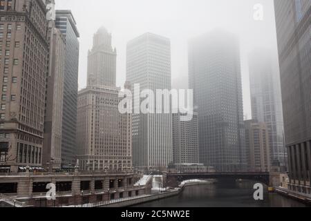 Ein Blick auf den Chicago River und die Skyline der Stadt während eines schweren Winternebels. Stockfoto