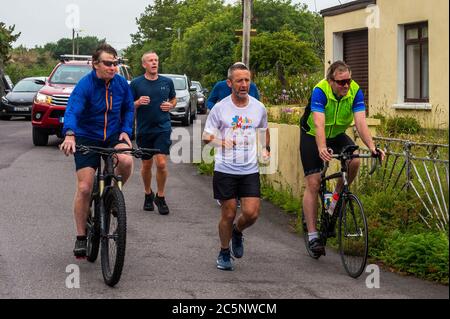 West Cork, Irland. Juli 2020. Barry Sheehan, der in Cork lebt, ist 600 km von Malin nach Mizen Head gelaufen, um die neue Kindereinheit 'Cappagh Kids' des National Orthopaedic Hospital, Cappagh, Dublin zu unterstützen. Barry ist abgebildet, wie er durch Goleen, West Cork, läuft. Quelle: AG News/Alamy Live News Stockfoto