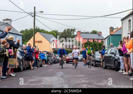 West Cork, Irland. Juli 2020. Barry Sheehan, der in Cork lebt, ist 600 km von Malin nach Mizen Head gelaufen, um die neue Kindereinheit 'Cappagh Kids' des National Orthopaedic Hospital, Cappagh, Dublin zu unterstützen. Barry ist abgebildet, wie er durch Goleen, West Cork, läuft. Quelle: AG News/Alamy Live News Stockfoto