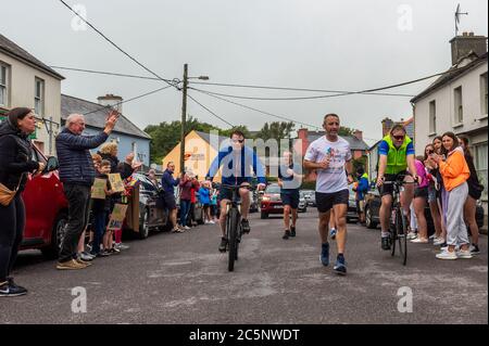 West Cork, Irland. Juli 2020. Barry Sheehan, der in Cork lebt, ist 600 km von Malin nach Mizen Head gelaufen, um die neue Kindereinheit 'Cappagh Kids' des National Orthopaedic Hospital, Cappagh, Dublin zu unterstützen. Barry ist abgebildet, wie er durch Goleen, West Cork, läuft. Quelle: AG News/Alamy Live News Stockfoto