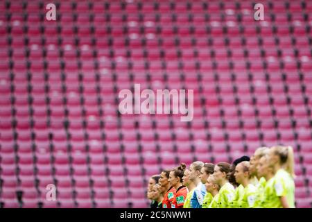 Köln, Deutschland. Juli 2020. Fußball, Frauen: DFB-Pokal, VfL Wolfsburg - SGS Essen, Finale im RheinEnergieStadion. Die Teams stehen während der Nationalhymne auf dem Spielfeld. Quelle: Rolf Vennenbernd/dpa - WICHTIGER HINWEIS: Gemäß den Bestimmungen der DFL Deutsche Fußball Liga und des DFB Deutscher Fußball-Bund ist es untersagt, im Stadion und/oder aus dem Spiel aufgenommene Aufnahmen in Form von Sequenzbildern und/oder videoähnlichen Fotoserien zu nutzen oder auszunutzen./dpa/Alamy Live News Stockfoto