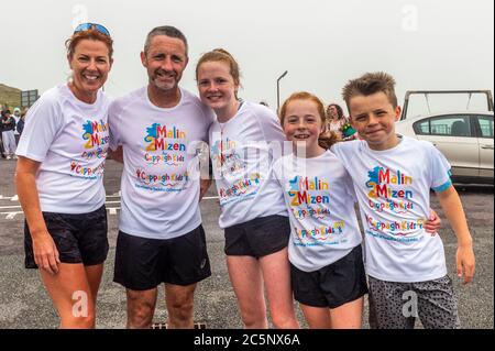 West Cork, Irland. Juli 2020. Barry Sheehan, der in Cork lebt, ist 600 km von Malin nach Mizen Head gelaufen, um die neue Kindereinheit 'Cappagh Kids' des National Orthopaedic Hospital, Cappagh, Dublin zu unterstützen. Barry ist mit seiner Frau, Jen und seinen Kindern, Grace, Michael und Ciara, abgebildet. Quelle: AG News/Alamy Live News Stockfoto