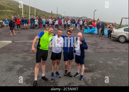 West Cork, Irland. Juli 2020. Barry Sheehan, der in Cork lebt, ist 600 km von Malin nach Mizen Head gelaufen, um die neue Kindereinheit 'Cappagh Kids' des National Orthopaedic Hospital, Cappagh, Dublin zu unterstützen. Barry wird mit seiner Support-Crew nach dem Überqueren der Ziellinie abgebildet. Quelle: AG News/Alamy Live News Stockfoto