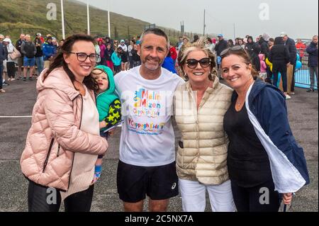 West Cork, Irland. Juli 2020. Barry Sheehan, der in Cork lebt, ist 600 km von Malin nach Mizen Head gelaufen, um die neue Kindereinheit 'Cappagh Kids' des National Orthopaedic Hospital, Cappagh, Dublin zu unterstützen. Barry wird mit seiner Mutter und zwei Schwestern nach der Ziellinie fotografiert. Quelle: AG News/Alamy Live News Stockfoto