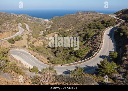 Kurvenreiche Straße von Olympos nach Diafani auf Karpathos in Griechenland, Europa Stockfoto